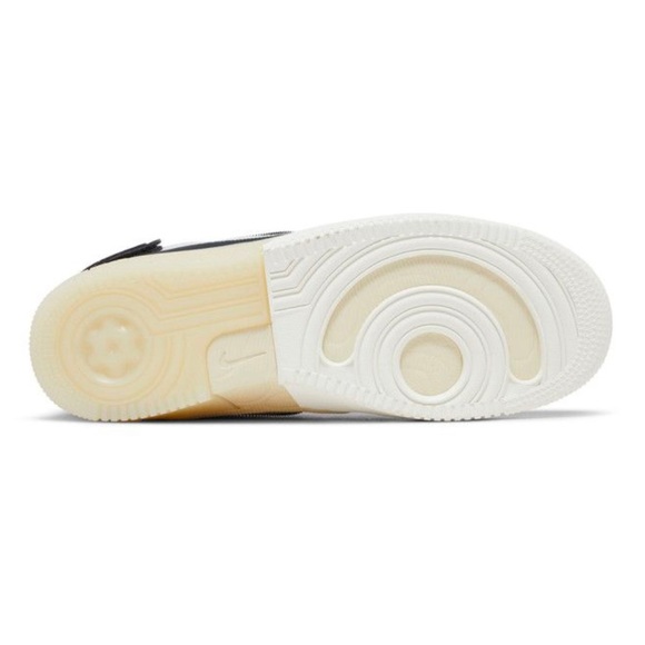 Nike 
Air Force 1
React 
‘Off noir action grape’
High top - Picture 5 of 10